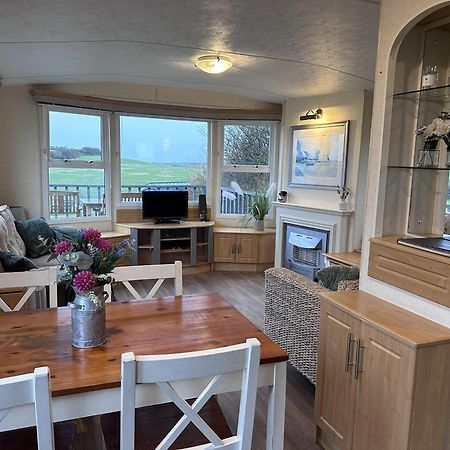 Captivating 2-Bed Static Caravan In Holyhead Llanfachraeth Exterior foto