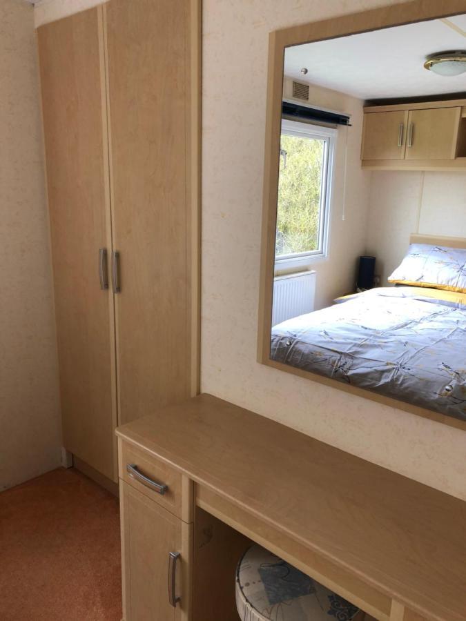 Captivating 2-Bed Static Caravan In Holyhead Llanfachraeth Exterior foto
