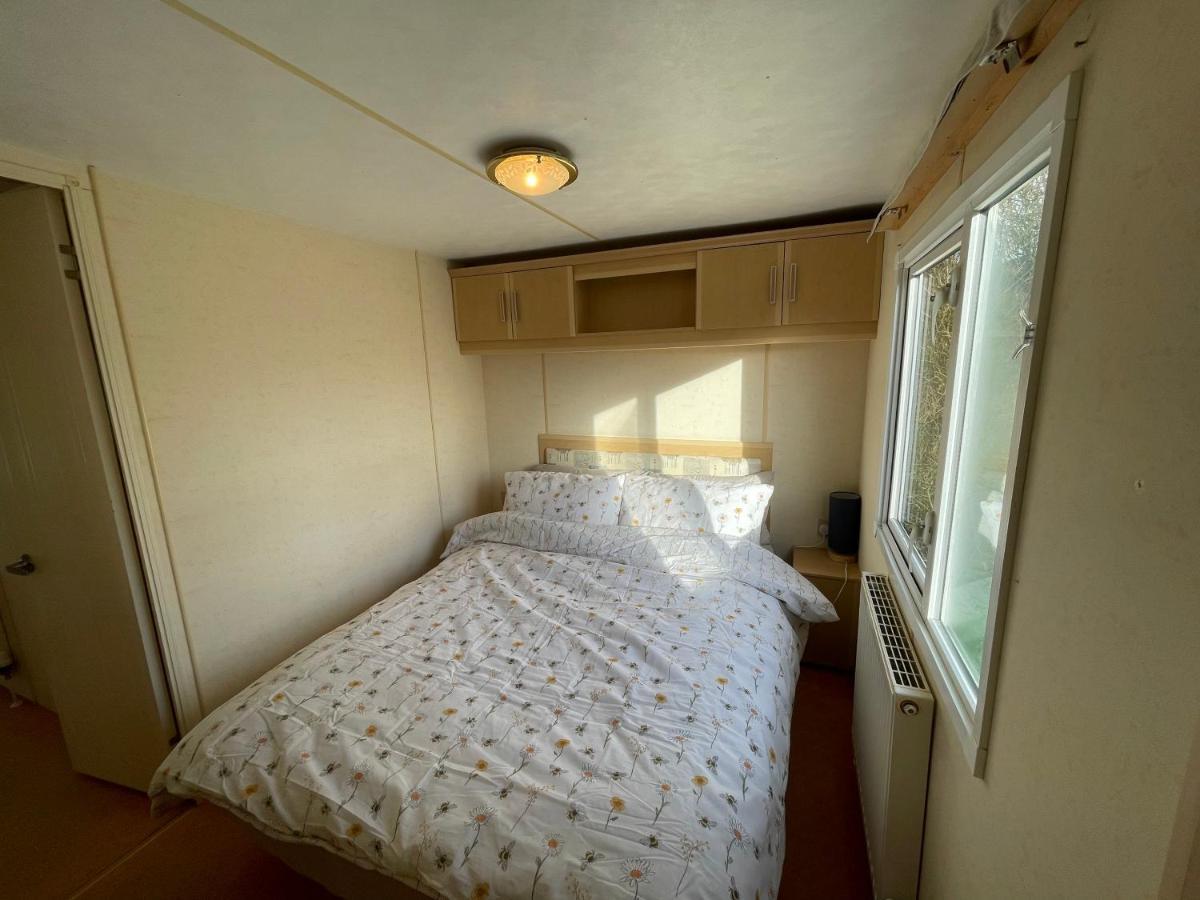 Captivating 2-Bed Static Caravan In Holyhead Llanfachraeth Exterior foto